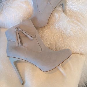 Light grey suede ankle boots with tassels Sz9
